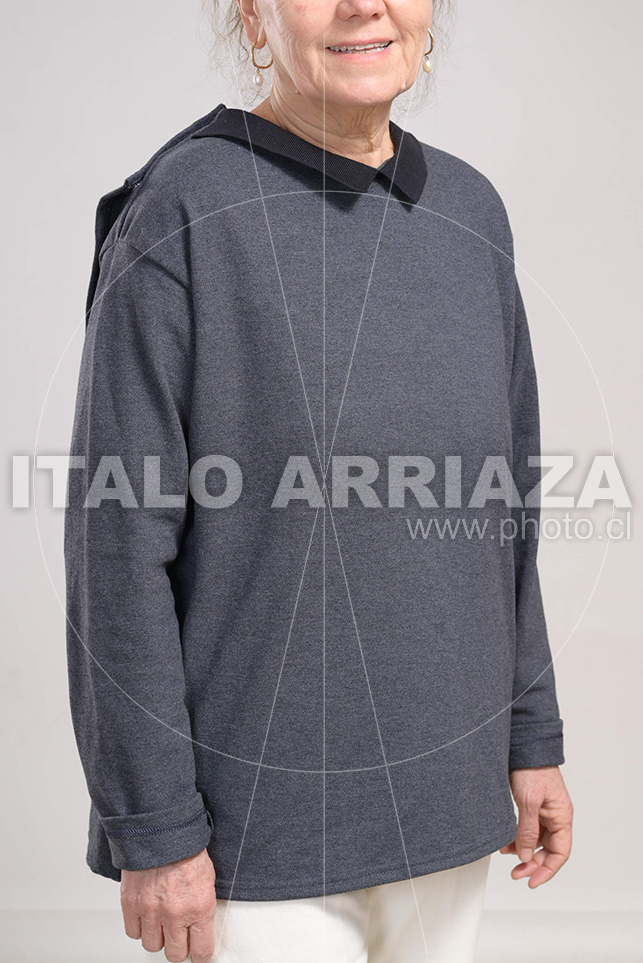 Persona vistiendo la polera Nanay