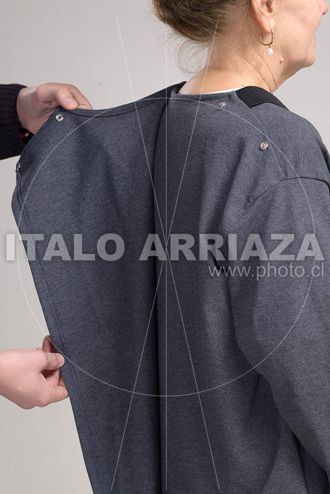 Manos que ayudan a vestir con la ropa Nanay